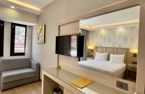 Oludeniz City Center Hotel | Serene Sundia By Liberty Ölüdeniz with Ocean View & Spa