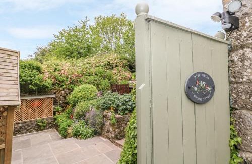 Newton Grange House | Cozy Sundial Cottage: Pet & Child Friendly Retreat