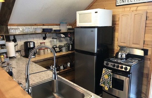 Darby Cabin | Pet-Friendly SunDown Cabin with Breakfast in Darby