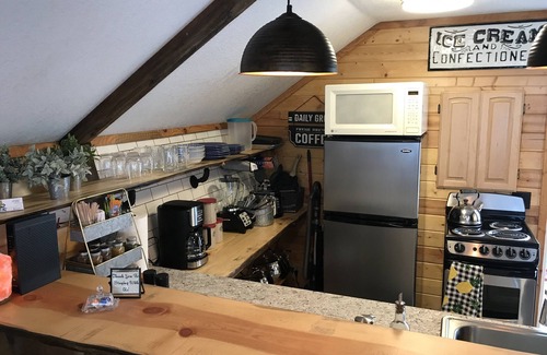 Darby Cabin | Pet-Friendly SunDown Cabin with Breakfast in Darby