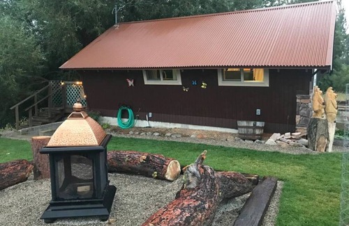 Darby Cabin | Pet-Friendly SunDown Cabin with Breakfast in Darby