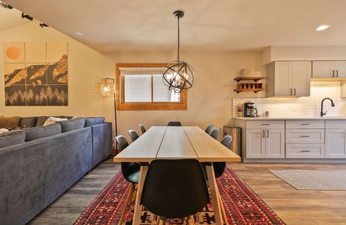 Four O'Clock Condo | Prime Sundowner II Treeline Condo: Ski-In & Steps to Town