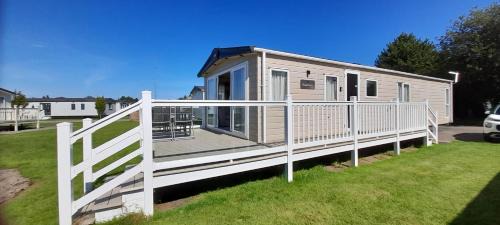 Skegness House | Relaxing Sunflower 3 Bedroom Lodge with Pool in Skegness