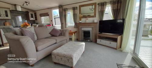 Skegness House | Relaxing Sunflower 3 Bedroom Lodge with Pool in Skegness