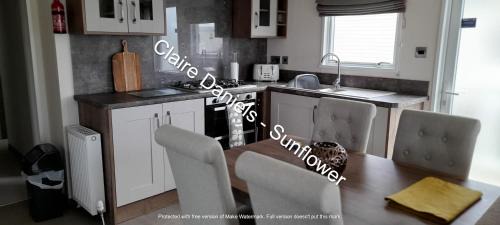Skegness House | Relaxing Sunflower 3 Bedroom Lodge with Pool in Skegness
