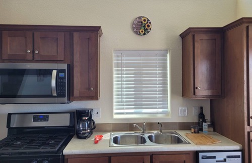 Ehrenberg Cottage | Pet-Friendly Sunflower Oasis: Top Rated Stay Near Quartzsite