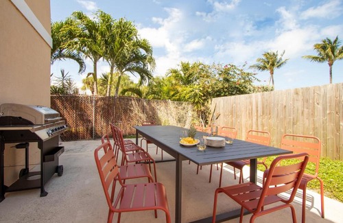 Pompano Beach House | Sunflower by AvantStay: Poolside Relaxation & Outdoor Fun