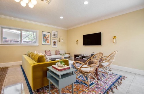 Pompano Beach House | Sunflower by AvantStay: Poolside Relaxation & Outdoor Fun