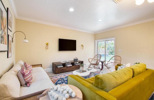 Pompano Beach House | Sunflower by AvantStay: Poolside Relaxation & Outdoor Fun