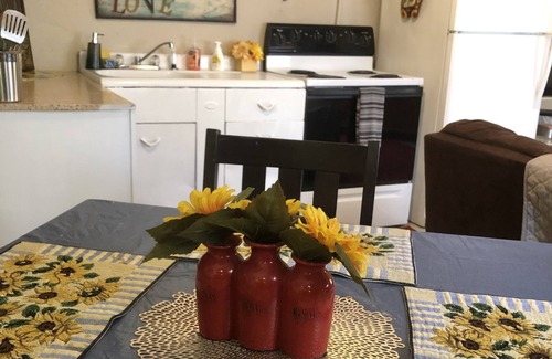 Crestview House | Pet-Friendly Retreat Near Beach with Fast Wifi & Kitchen