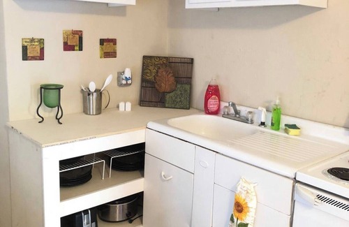 Crestview House | Pet-Friendly Retreat Near Beach with Fast Wifi & Kitchen