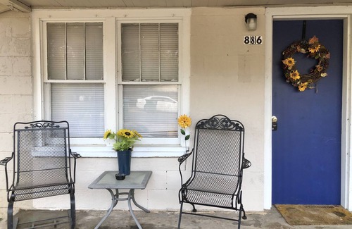 Crestview House | Pet-Friendly Retreat Near Beach with Fast Wifi & Kitchen