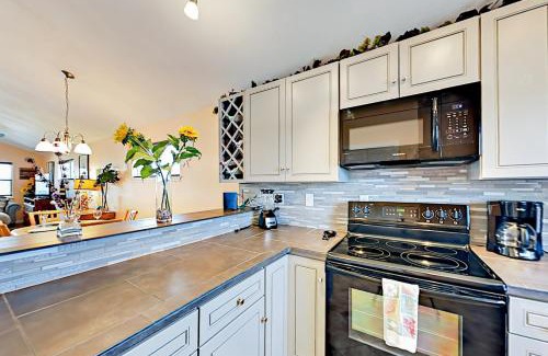 Leeward Sands House | Discover Sunflower Hello: Pet and Child Friendly Stay