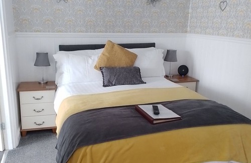 Bridlington Old Town Bed & Breakfast | Highly Rated Sunflower Lodge with Family-Friendly Amenities