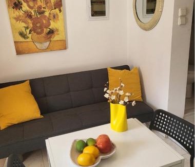 Loutraki House | Charming Sunflower Maisonette with Attic - Rated 10/10!