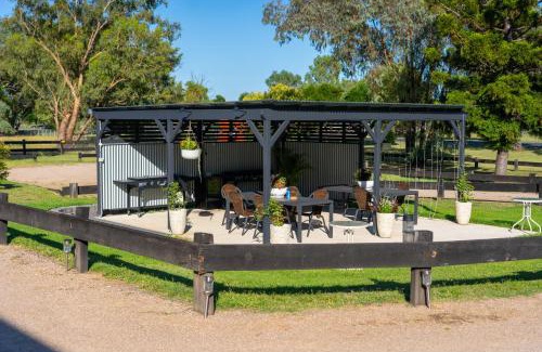 Warialda Hotel | Budget-Friendly Sunflower Motel with Family and Kitchen Amenities