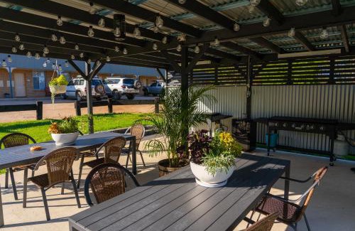 Warialda Hotel | Budget-Friendly Sunflower Motel with Family and Kitchen Amenities