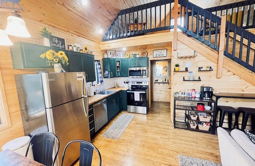 Heber Cabin | Sunflower - Pet Friendly Escape to Rim Country w/Hot Tub