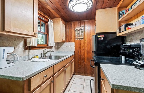 Maggie Valley Cabin | Pet-Friendly Sunflower Shack: Cozy Cabin in Maggie Valley