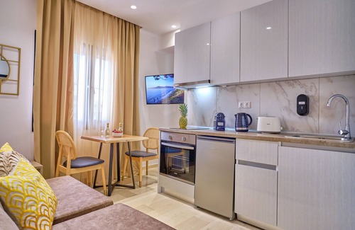 Gouvia Apartment | Beachfront Sunflower Suite 102 in Gouvia, Corfu