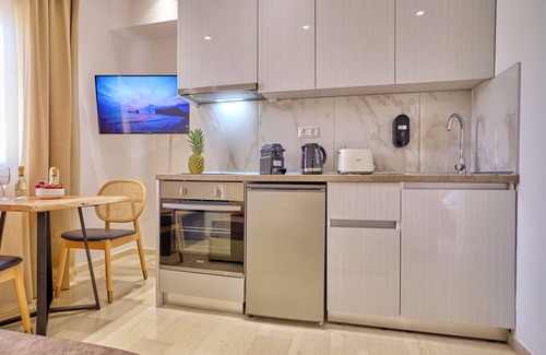 Gouvia Apartment | Beachfront Sunflower Suite 102 in Gouvia, Corfu