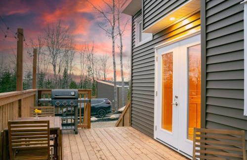 Chester Ski Chalet | Cozy Sunflower Suite at The Dordean Suites of Chester