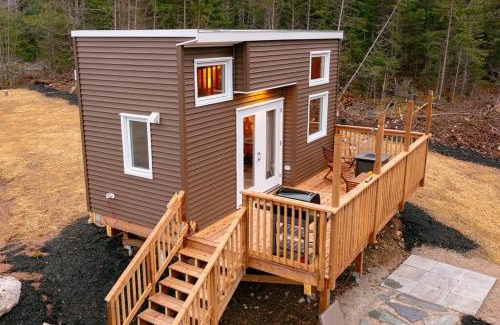 Chester Ski Chalet | Cozy Sunflower Suite at The Dordean Suites of Chester
