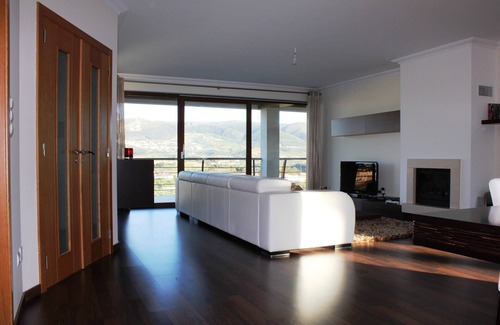 Cadaval Villa | SunHill Villa: Panoramic Ocean Views & Family-Friendly Amenities