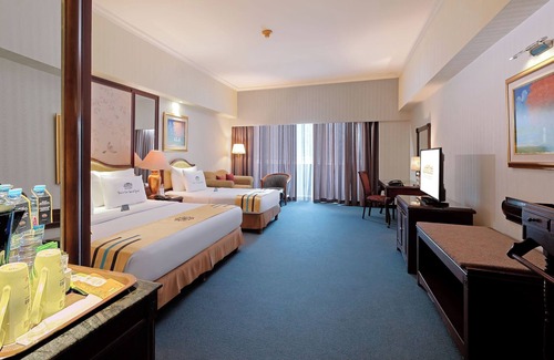 Sunter Hotel | Relax at Sunlake Waterfront Resort with Pool and Spa Access