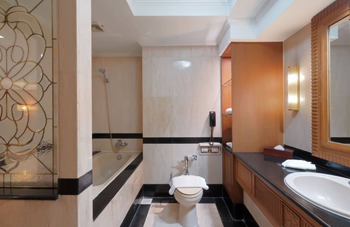 Sunter Hotel | Relax at Sunlake Waterfront Resort with Pool and Spa Access