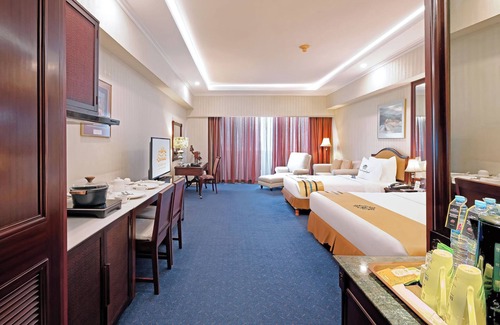 Sunter Hotel | Relax at Sunlake Waterfront Resort with Pool and Spa Access