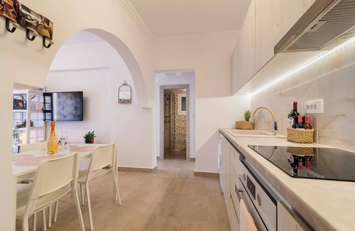 Petaloudes Apartment | Sunlight : Ανετο&μοντέρνο διαμερισμα κοντα στο κεντρο της πολης-pet friendly