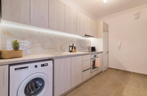 Petaloudes Apartment | Sunlight : Ανετο&μοντέρνο διαμερισμα κοντα στο κεντρο της πολης-pet friendly