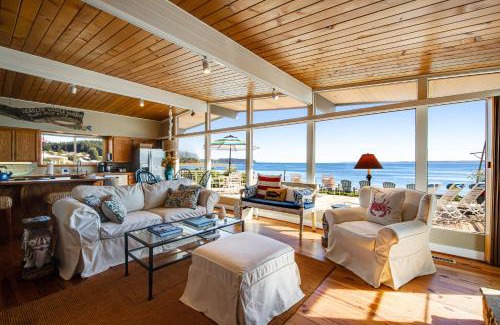Clinton House | Oceanfront Getaway at Sunlight Beach Shoreline Hotel