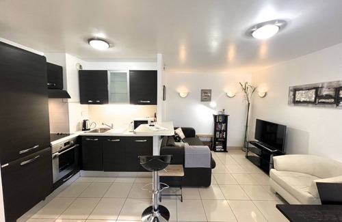 Musicians Quarter Apartment | Prime Sunlight Properties Mirage in Nice Centre with Terrace