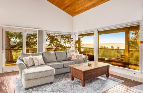 Clinton House | Experience Family-Friendly Stays at Sunlight Vista