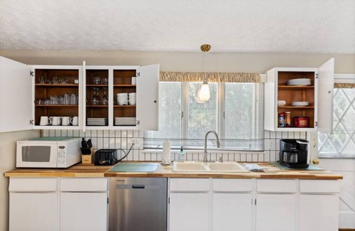 Penfield House | Bright 3-Bedroom Retreat in Central Penfield - Pet Friendly!