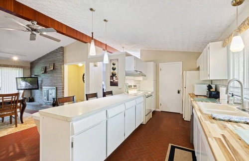 Penfield House | Bright 3-Bedroom Retreat in Central Penfield - Pet Friendly!
