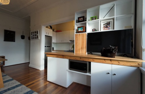 Randwick Apartment | Sunlit beach retreat.