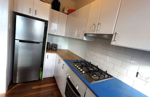 Randwick Apartment | Sunlit beach retreat.