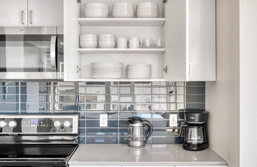 Wilburton Apartment | Sunlit Bellevue 2BR: Gym, W/D & Pet-Friendly Stay