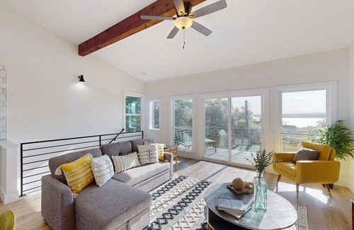 Comanche Trail Condo | Bright Condo with Lake View and Furnished Balcony
