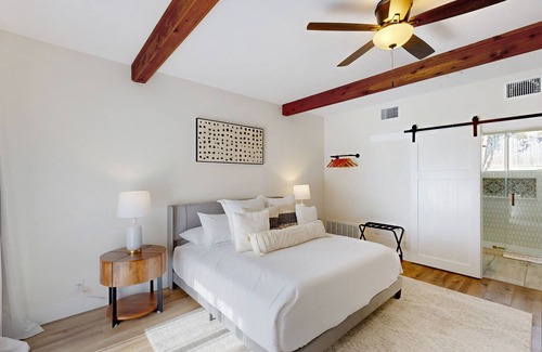 Comanche Trail Condo | Bright Condo with Lake View and Furnished Balcony