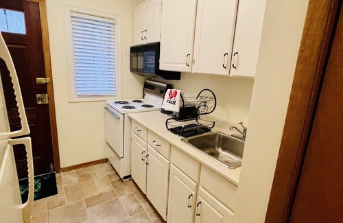 Oakville Apartment | Tranquil Garden-View Studio Oasis with Breakfast Included