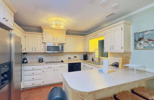 Little River House | Sunlit Hideaway 3BR/2BA house + pool!