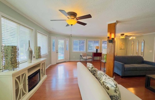 Little River House | Sunlit Hideaway 3BR/2BA house + pool!
