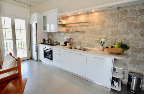 Palaio Tsifliki Apartment | Radiant Apartment with Balcony & Oceanfront Views