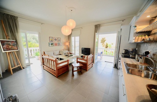 Palaio Tsifliki Apartment | Radiant Apartment with Balcony & Oceanfront Views