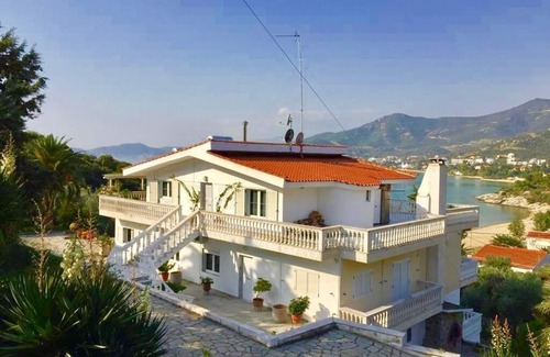 Palaio Tsifliki Apartment | Radiant Apartment with Balcony & Oceanfront Views