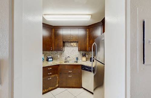 Galt Mile Condo | Bright Suite with City Views, Pool & Beach Access